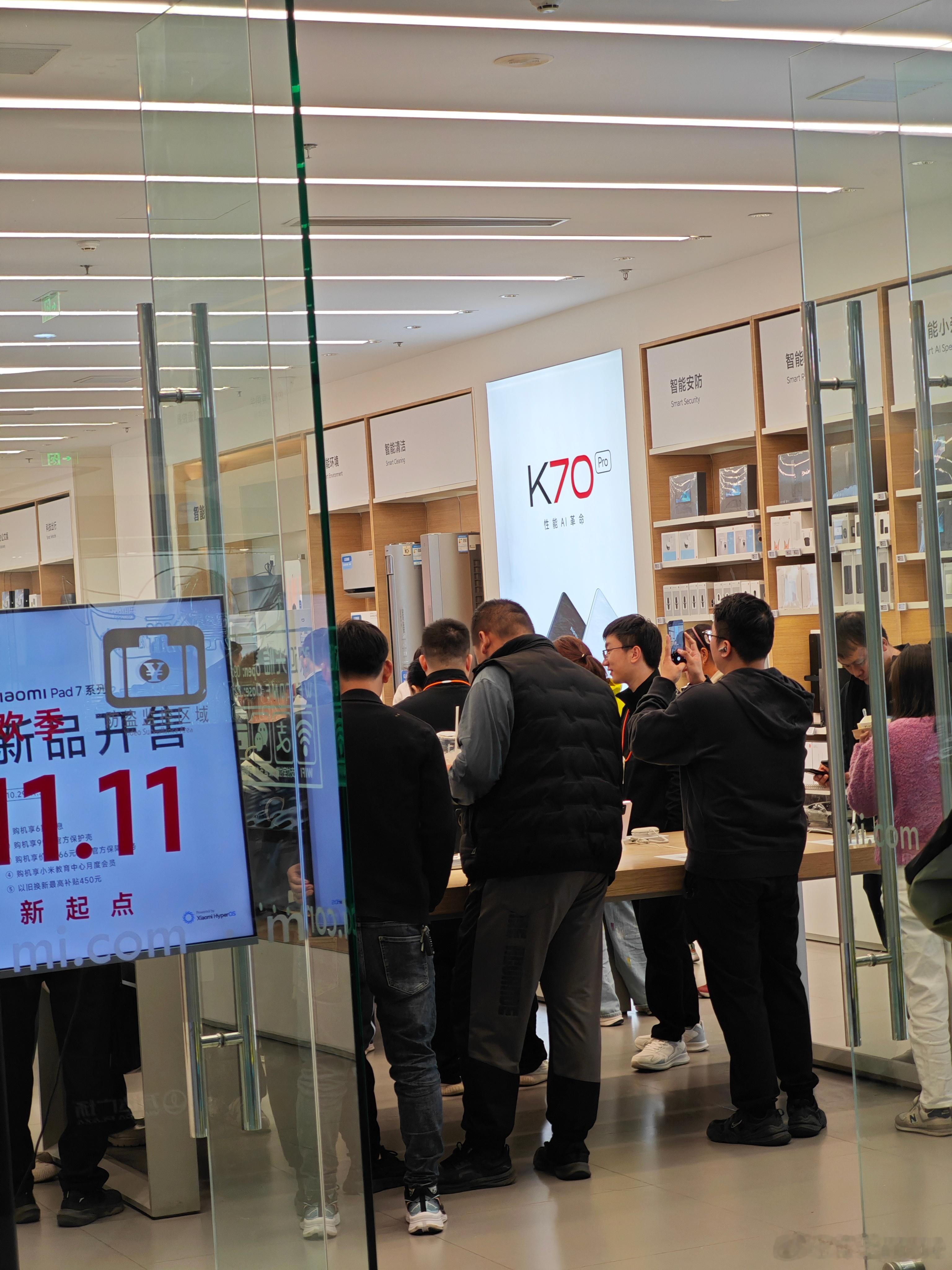 小米之家商超店的人非常多，和旁边友商成鲜明对比，比印象中14系列上市时还要热闹。