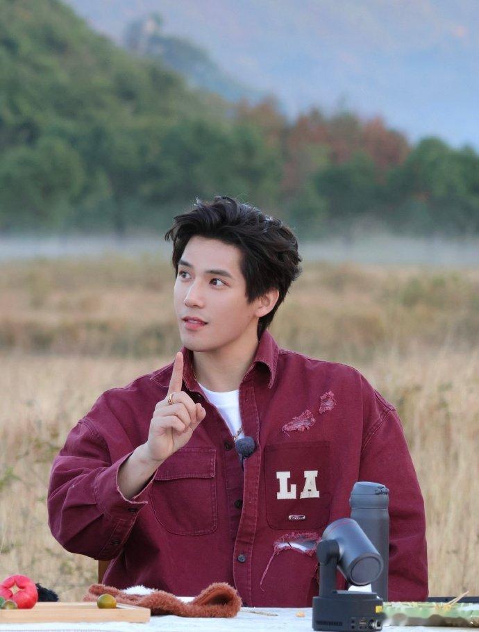 王安宇差点生我手机里王安宇这波太拼了！躺地学婴儿哭演“我出生”，魔性又好笑，差点