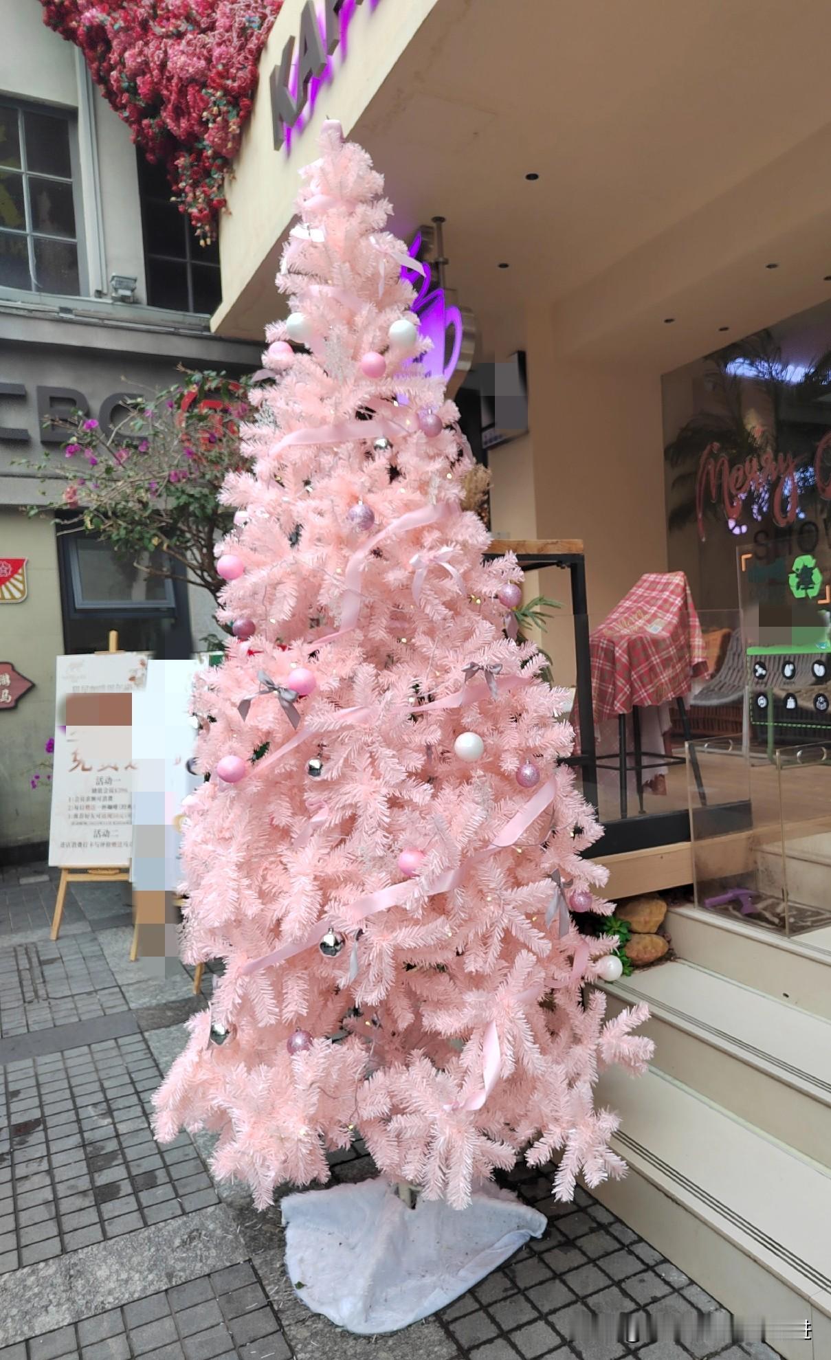 今天是平安夜。平安夜起源于基督教传统，‌核心意义在于纪念耶稣基督诞生的前夜，象征