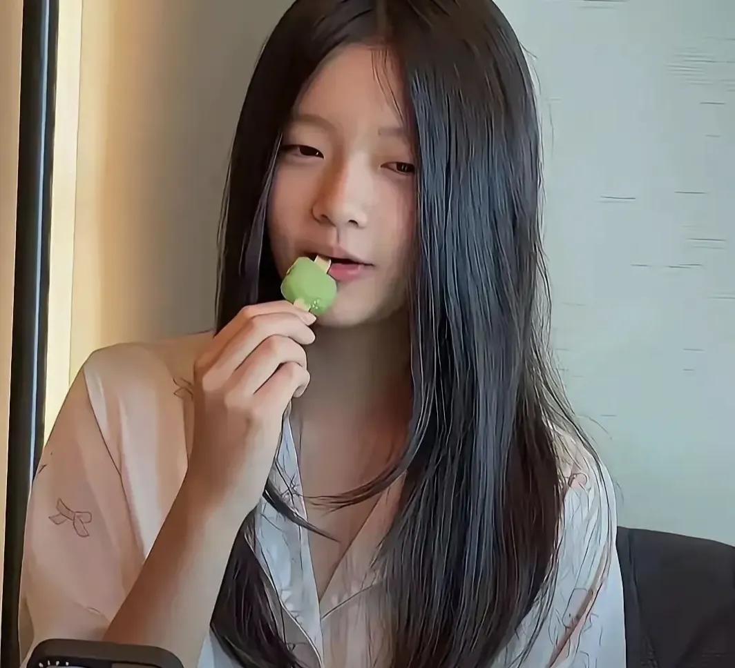 发生了什么事？玥儿国小毕业后回北京，住了一周多又匆匆回台北了
刷到玥儿回台北的消