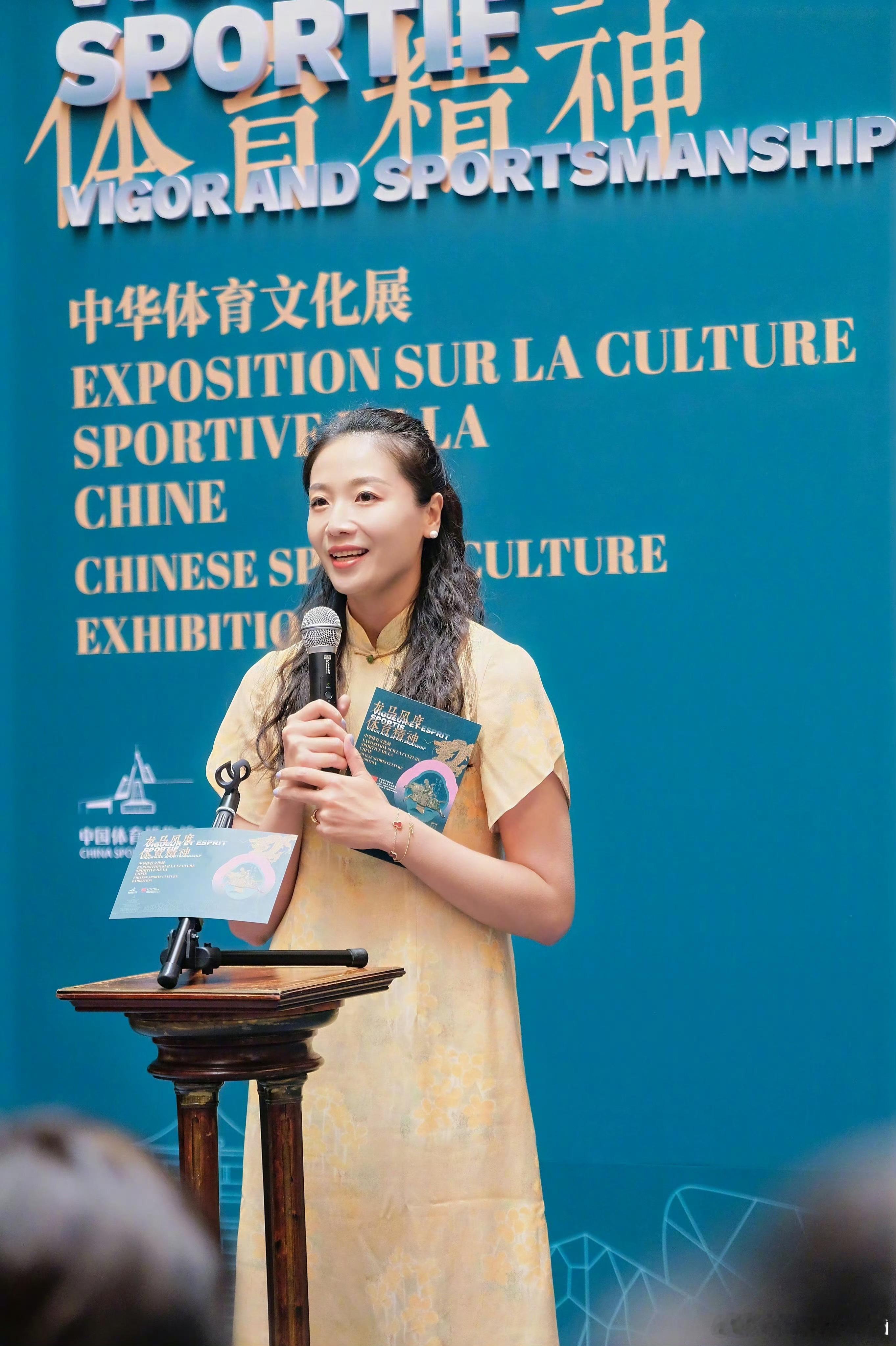 月神出席巴黎出席中华体育文化展的活动，这个新中式的穿搭把她衬得知性、优雅，这也太