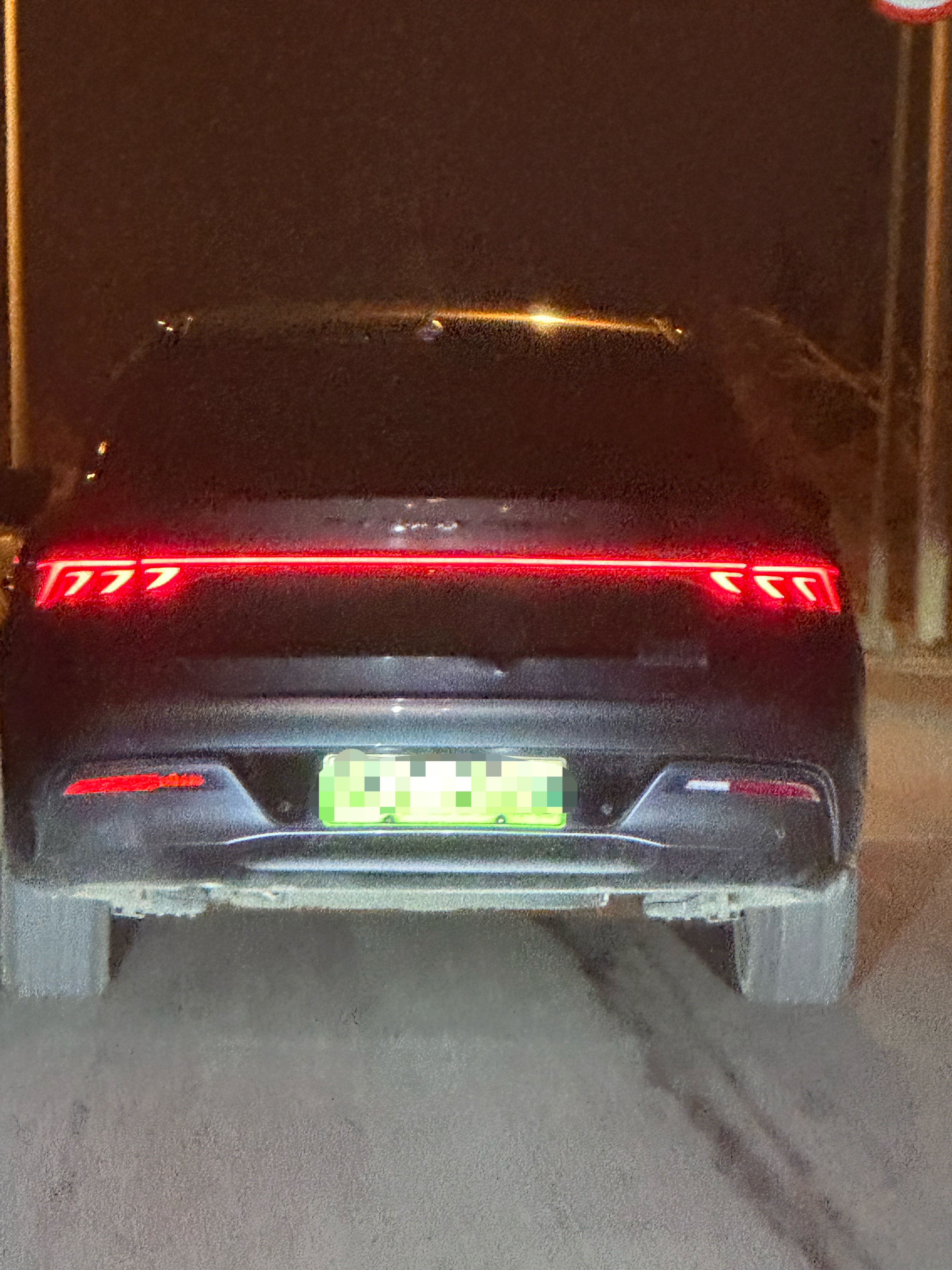 你们有没有发现？很多秦Plus后面都有个坑……猜猜是什么原因[并不简单] 