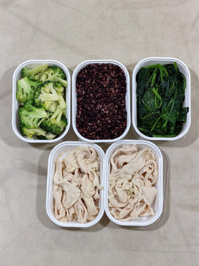 姚琛带着减脂餐上披哥 姚琛的减脂餐逻辑很硬核：500克鸡胸肉不加盐不加油，蔬菜水