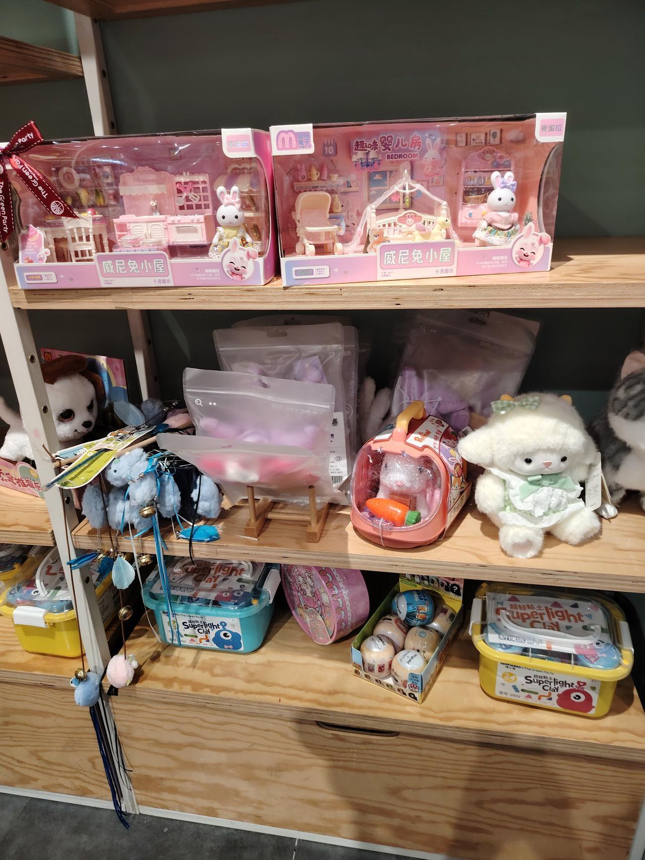 当我们还在习惯早晨穿梭在熟悉的菜市场里，挑选着新鲜的蔬菜、鲜嫩的肉类，享受那份熟