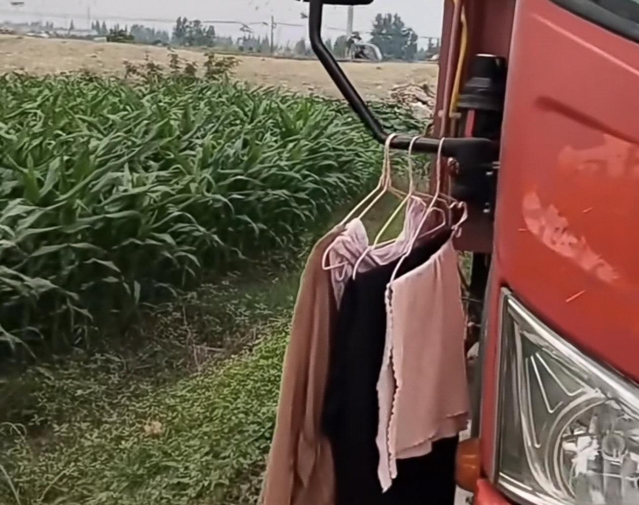 湖北钟祥陈庙三队上演割麦丢裤衩子闹剧，连胸罩也偷，外地农机夫妻心寒不已。
 
眼