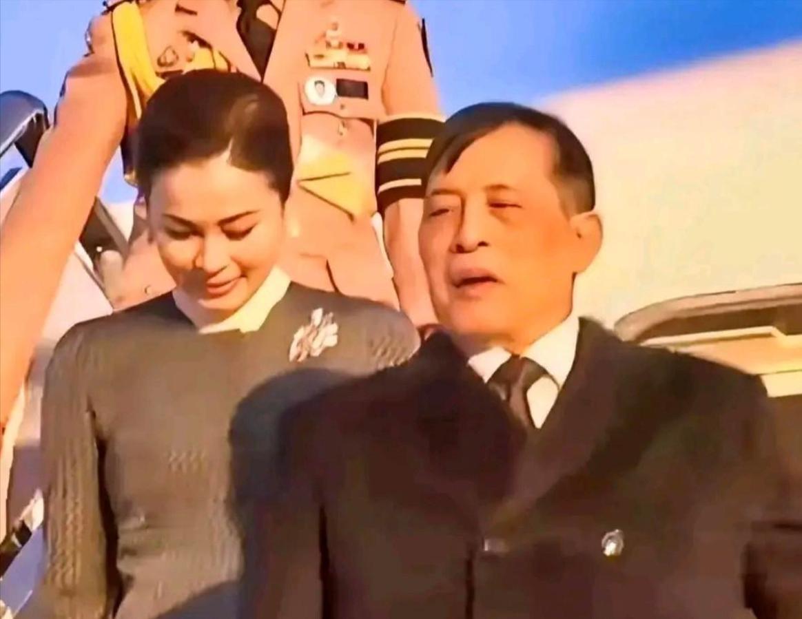 泰国国王50年首次访华，王后苏提达成了全场焦点。
不穿金戴银，一件灰大衣，笑得温