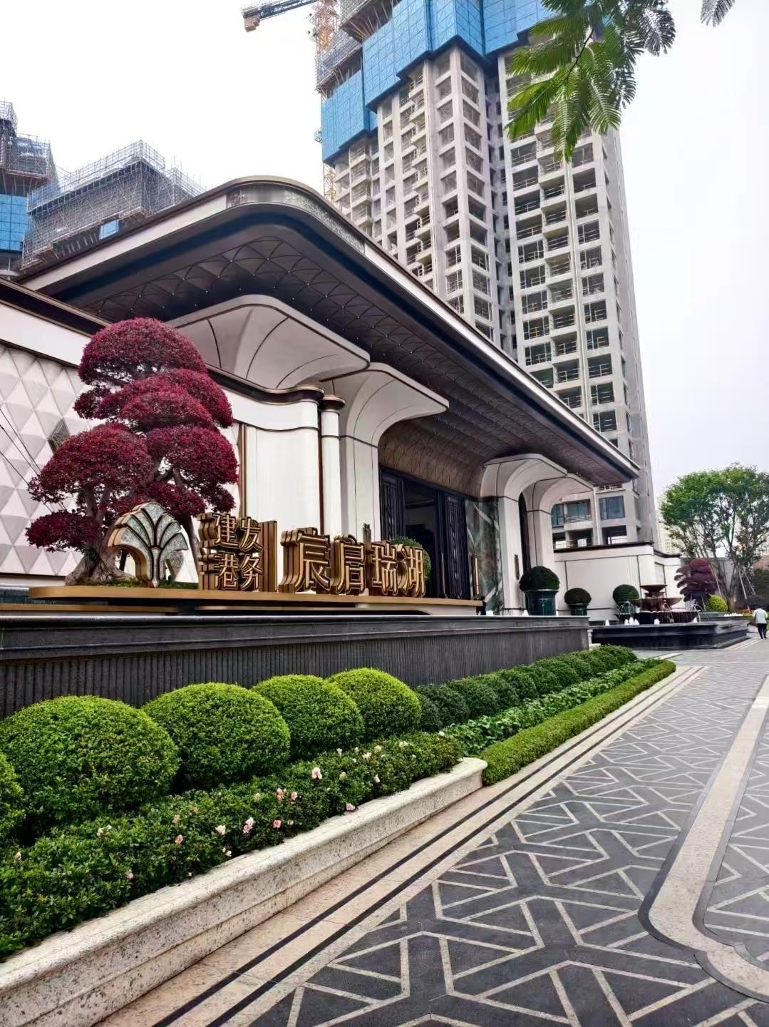 分不清的厦门豪宅们，与帝景苑

首先分不清的是项目名字。
一个叫宸启，
另一个要