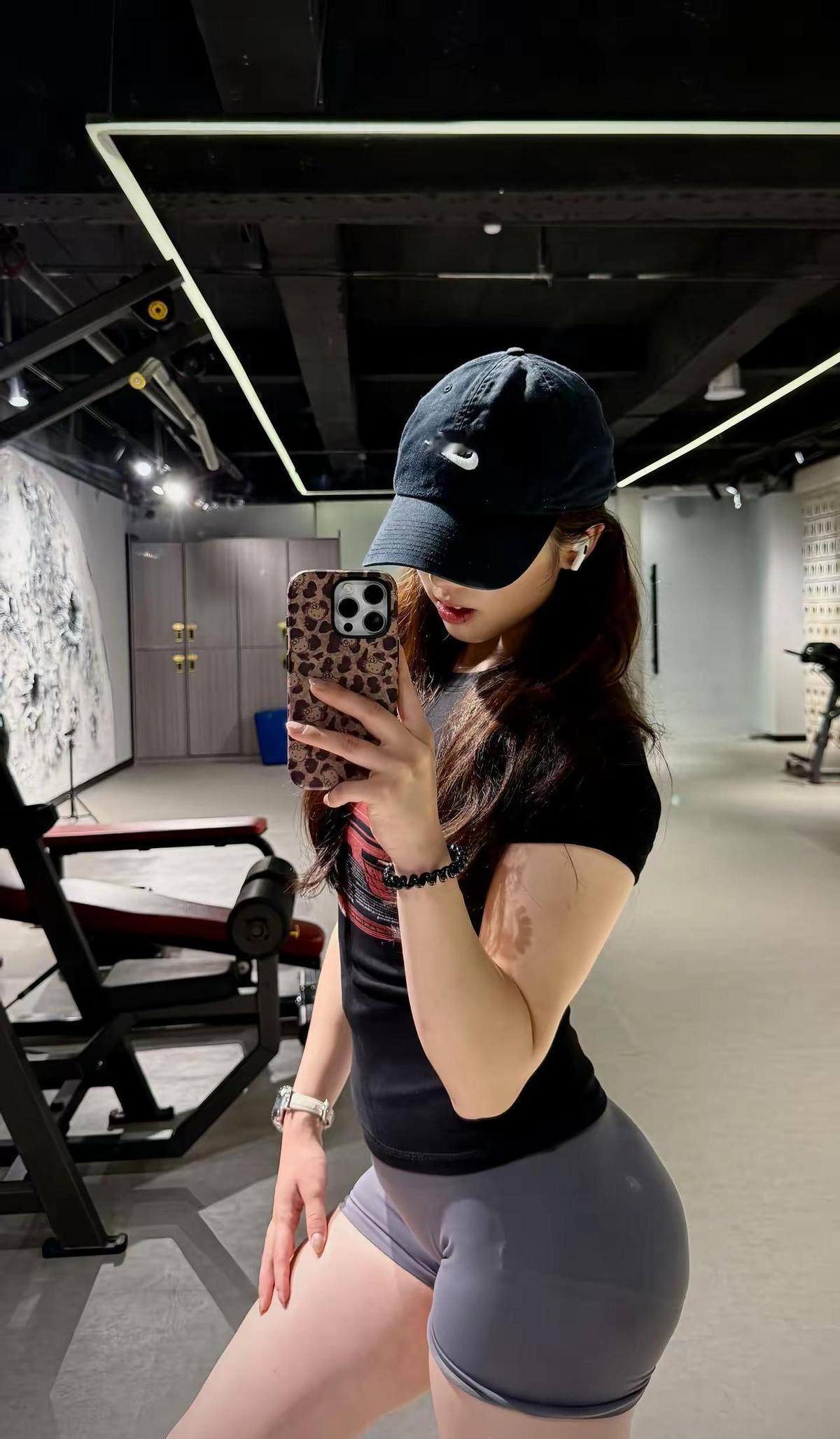 你去社区上课，图的是躲半小时手机。
结果国家悄悄把你的臀腿，记进了档案。
不是让