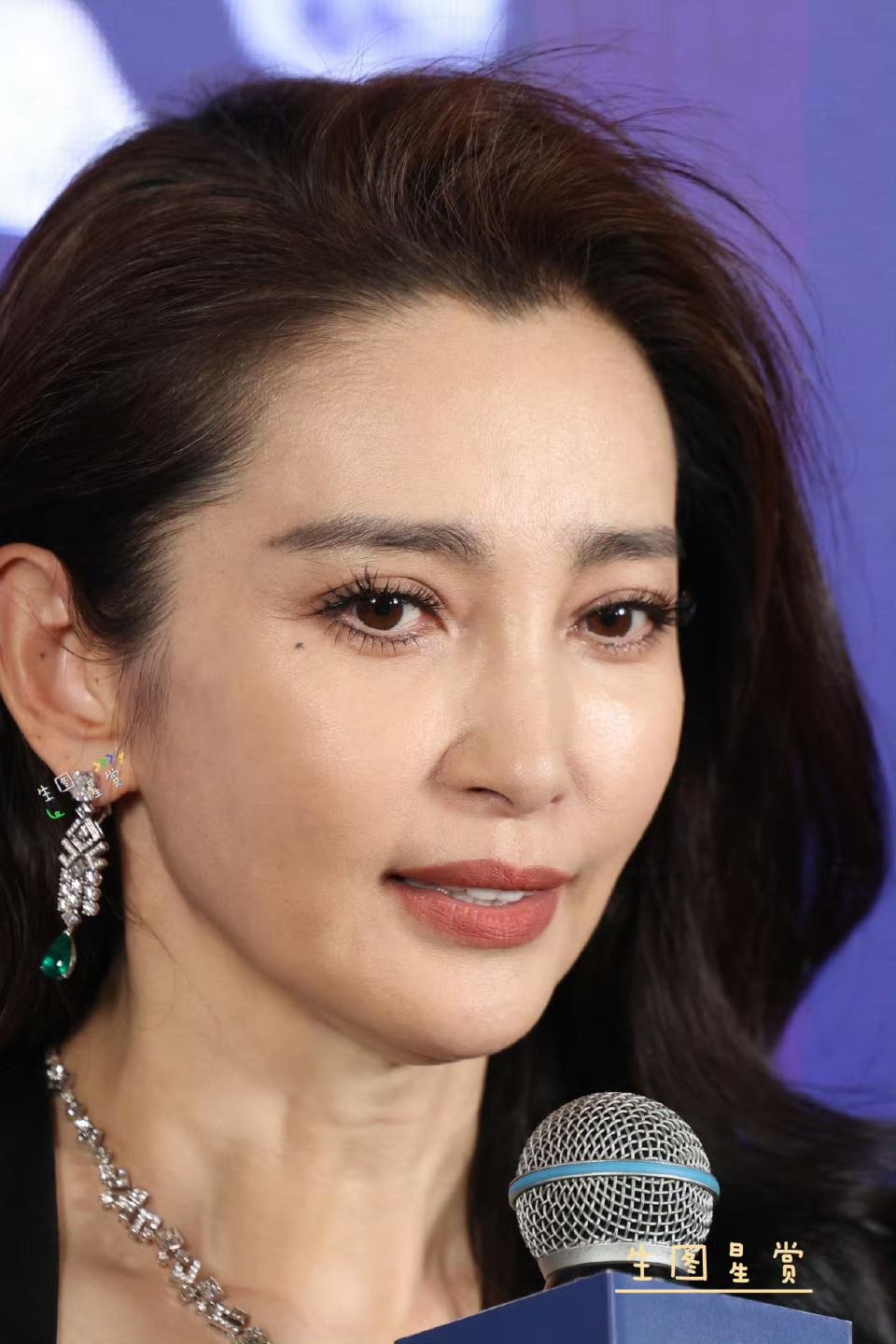52岁的李冰冰抗住了原相机怼拍的镜头 ​​​，这状态真棒！