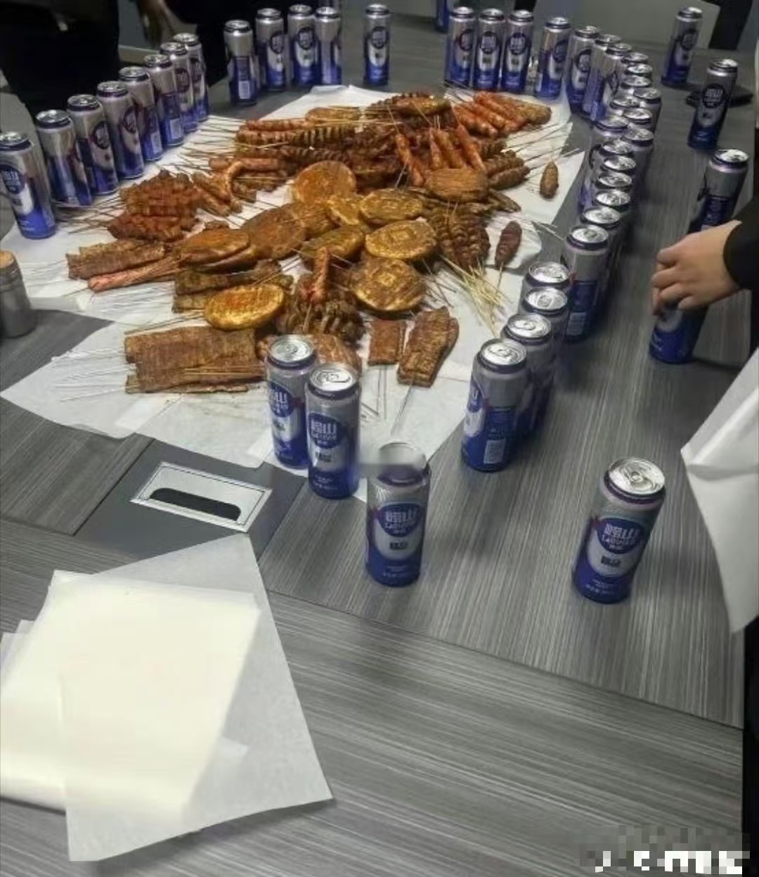 公司加班。老板买的夜宵怎么样？ ​​​