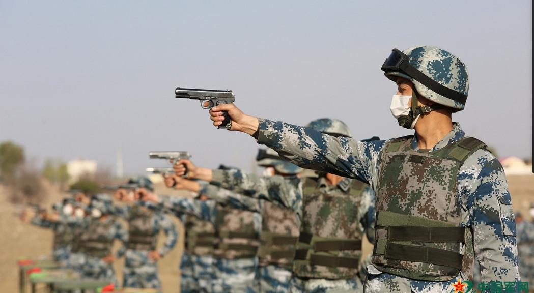 海军陆战队士兵射击54手枪