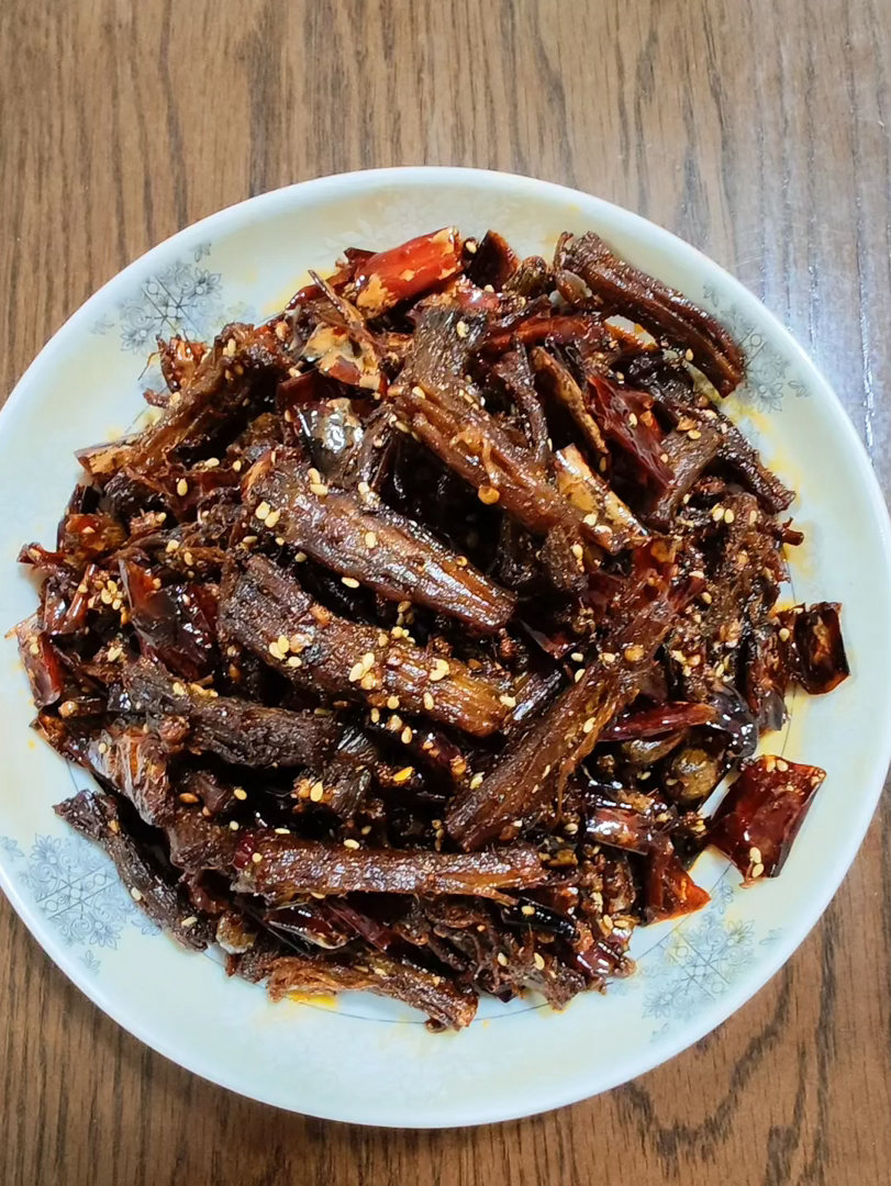 牛肉先用姜葱料酒焯水，然后加草果，八角桂皮香叶小茴香和盐煮半小时，辣椒花椒用开水