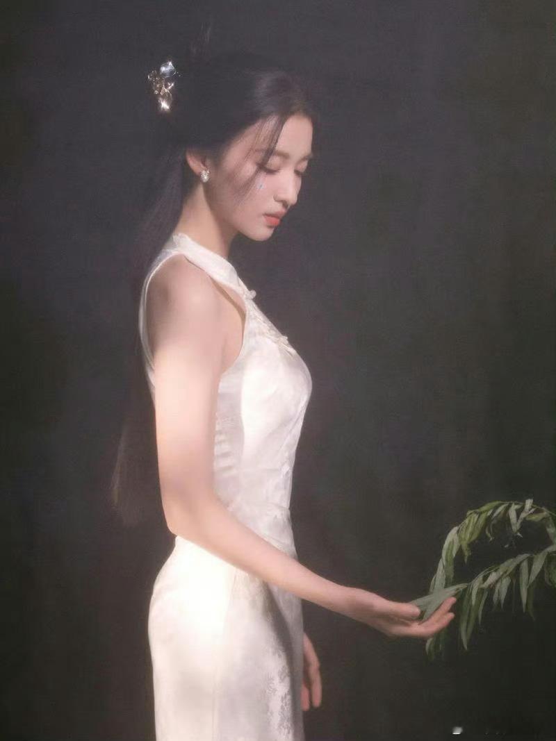 王楚然这个腰臀比太绝了吧 这可是95小花颜值top之一，之前的几部古偶口碑，大家