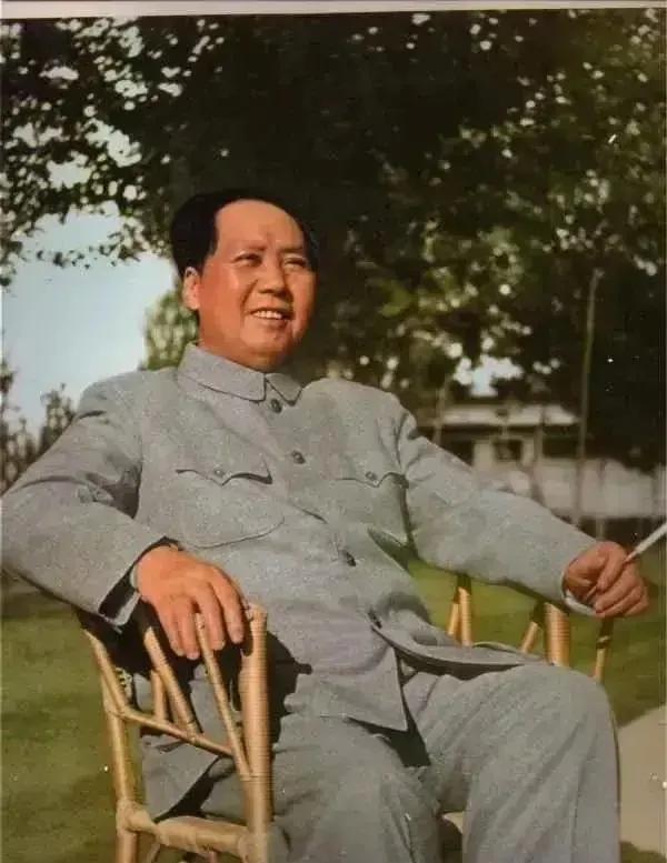 新中国成立后，毛主席带领人民坚定走社会主义道路，他认为只有走社会主义道路，才能消