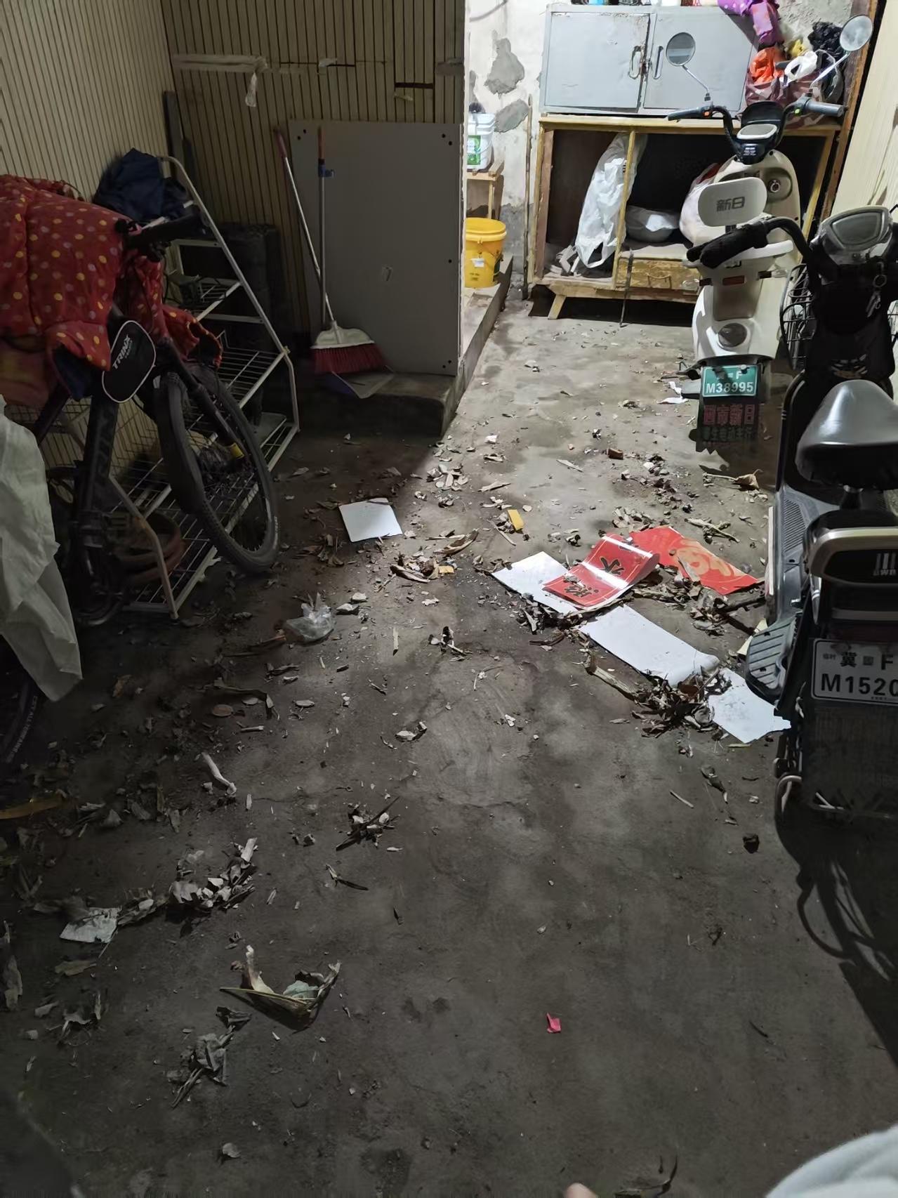 风从河北易县刮到了高阳，院子里像打了一吵架。

初五我从娘家回到了我家。

回来