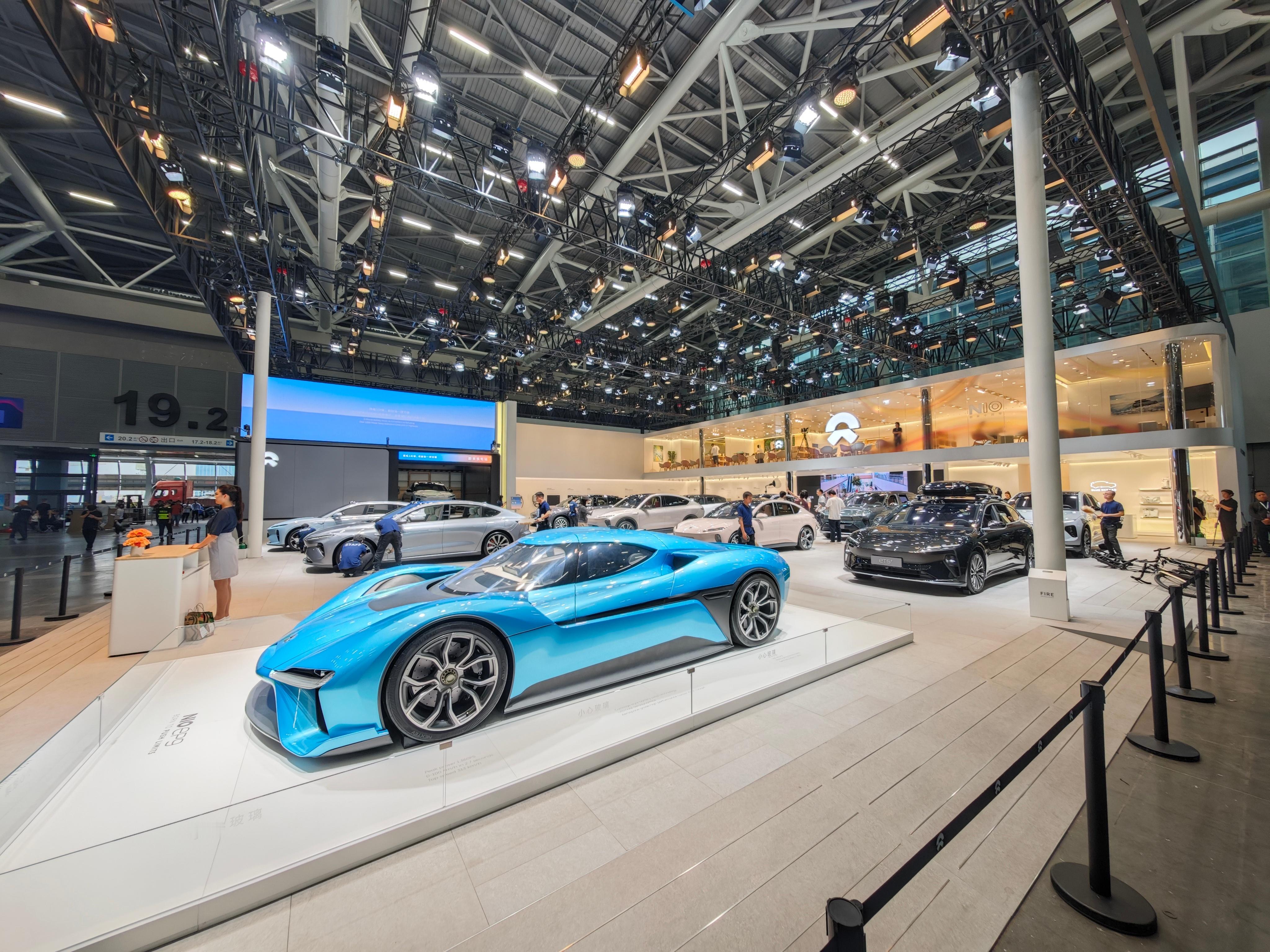 NIO展台，全系车型、牛屋、四代换电站。每次车展，牛屋是媒体老师们最好的休息落脚