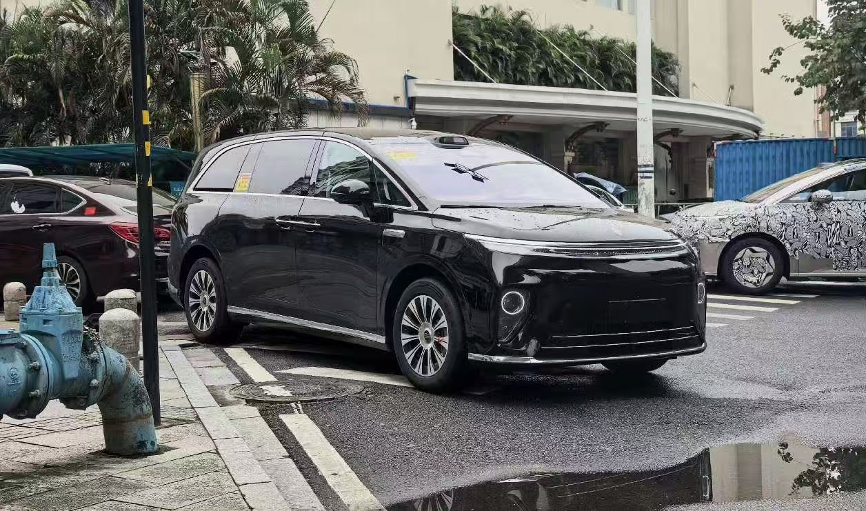 黑色的享界V8看上去也不错[酷]享界v8 ​​​