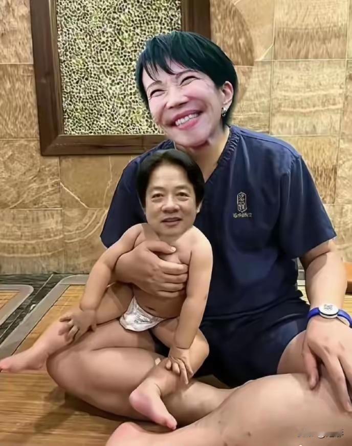 金孙清德忙不停
满街打听高姐名
姐姐敞怀金孙钻
污水横流齐声唤