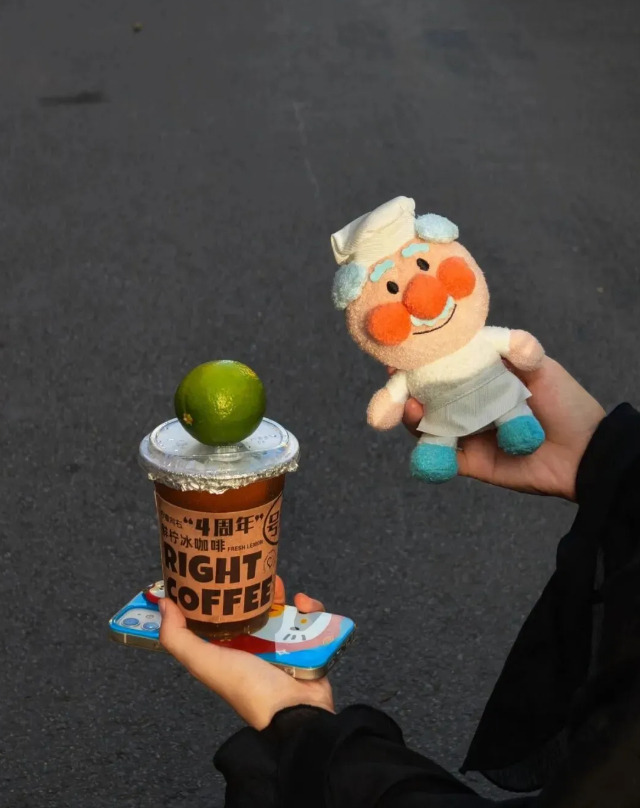 “终有一天你会静下来，像个局外人一样回顾自己的故事，然后笑着摇摇头，治愈你的终将