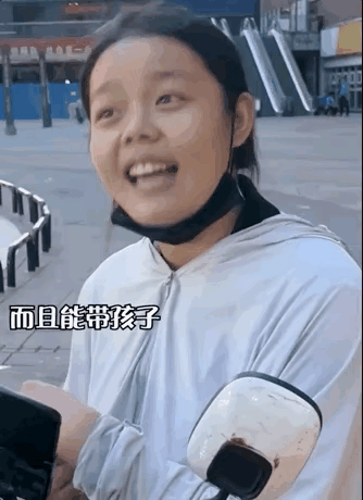 努力会被幸运垂青！她的丈夫不幸因车祸离世，女儿才五六个月大时，母女俩就被婆婆扫地