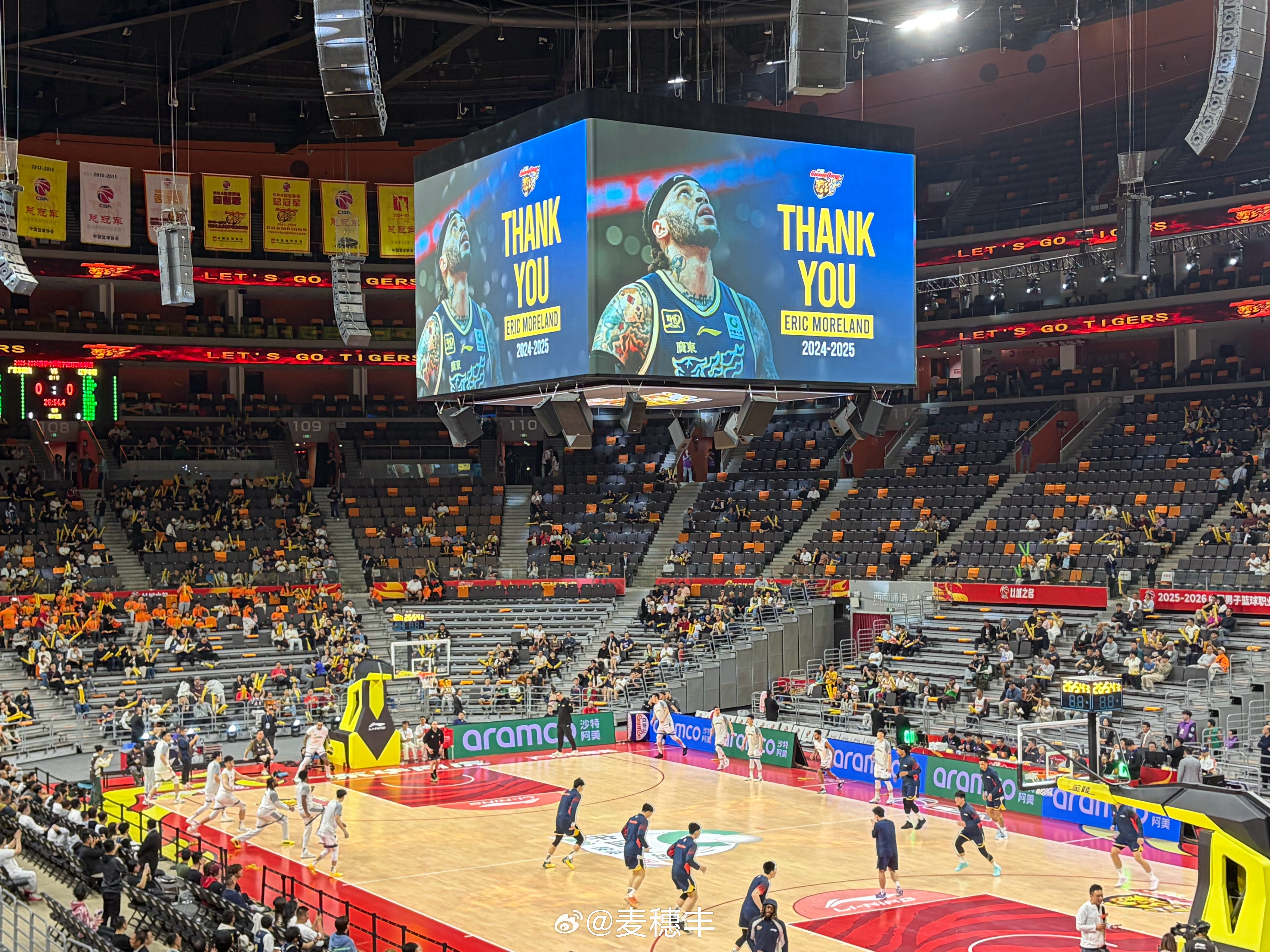 广东男篮主场播放了致敬莫兰德的视频。广东男篮vs辽宁男篮广东宏远 东莞·东莞银行
