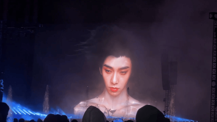 华晨宇裸眼3D大屏视觉冲击 华晨宇蜉蝣舞美简直神来的华晨宇演唱会蜉蝣舞美太有想法