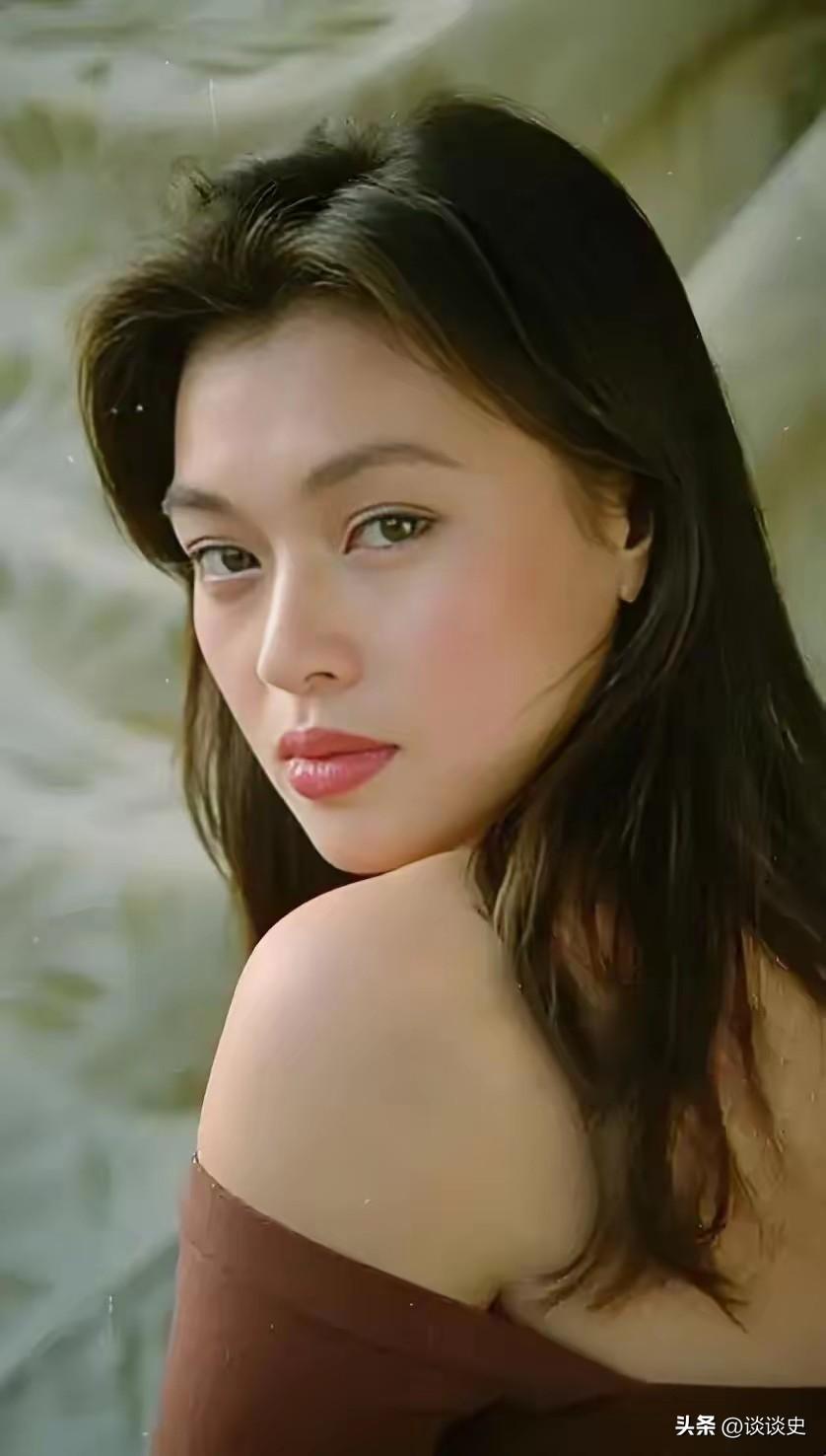 1987年，张艺谋打算拍《红高粱》，女主选择了“丰乳肥臀”的史可。但是巩俐也想演