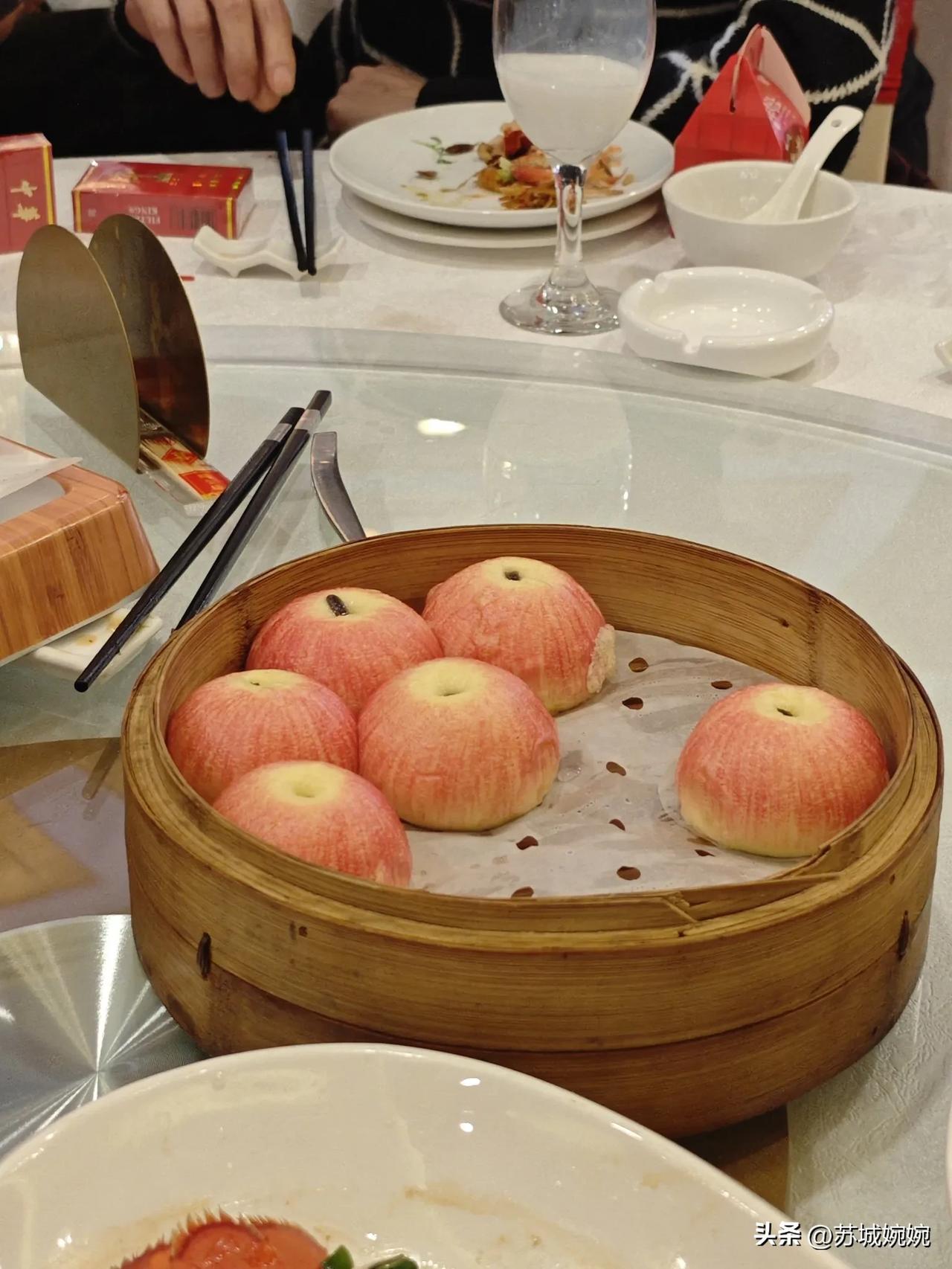 摆烂了好几年，决定再次减肥了。原因是，头两天有一张工作的集体照，我自认为还比平时