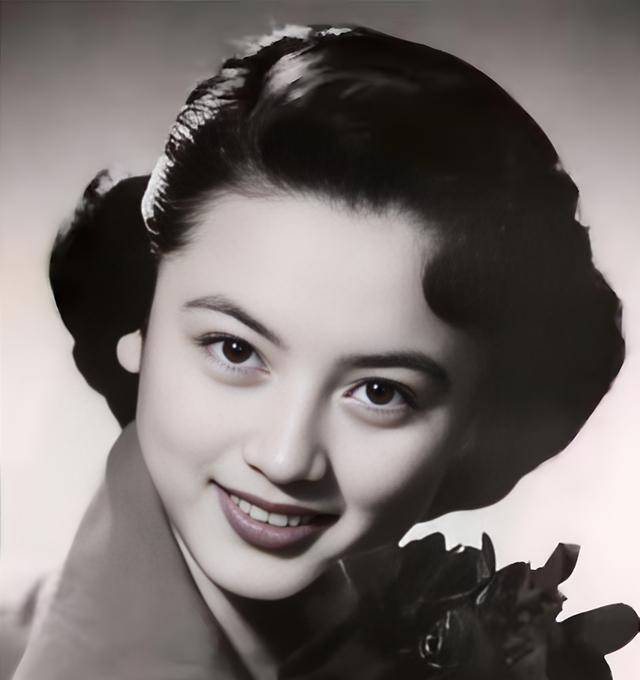 1949年，特务头子毛森，抓捕了一个交际花小姐，审讯时，毛森用刀划开她的衣服，轻