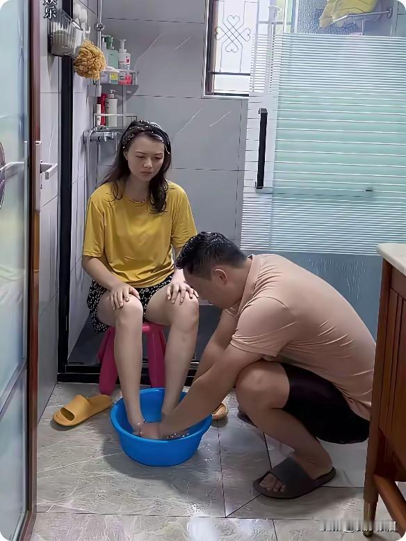 能为老婆洗脚的模范丈夫全网有几个？反正我不会！