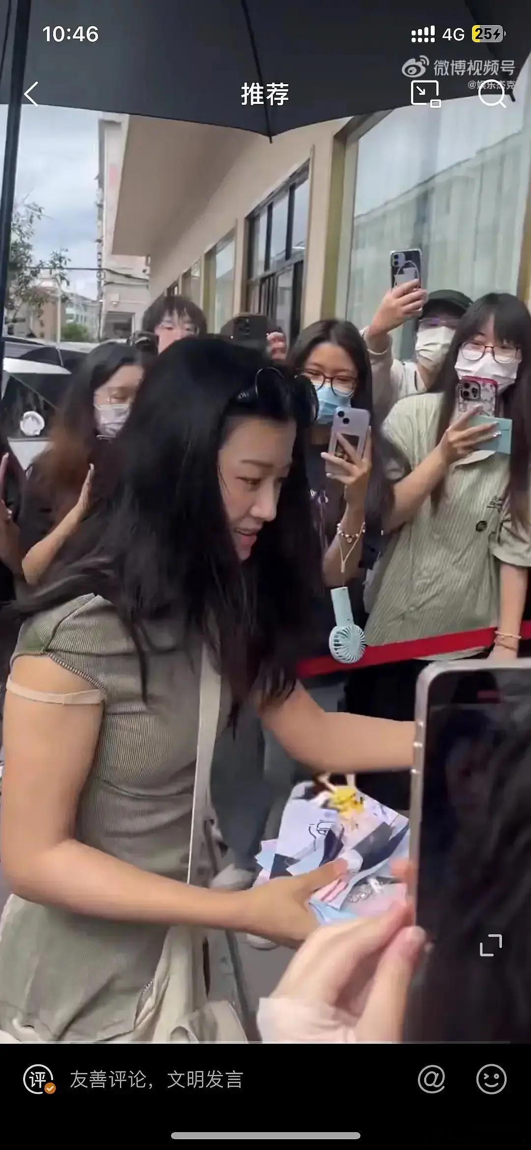 首先内衣肩带滑落是很正常的事情，其次🌷就是邋遢啊肩带掉了把它抻上去而不是掉着走