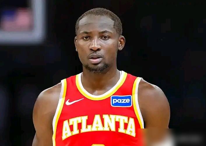 你敢信？科尔摔战术板骂的刺头，现在在老鹰场均21+7打穿联盟！
 
2025年底