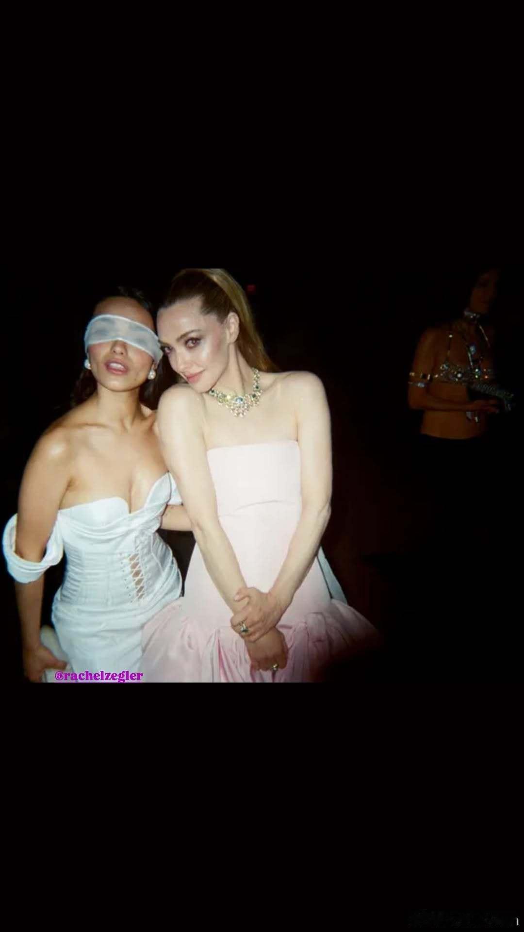 Amanda Seyfried阿曼达塞弗莱德在Met Gala上和Rachel 