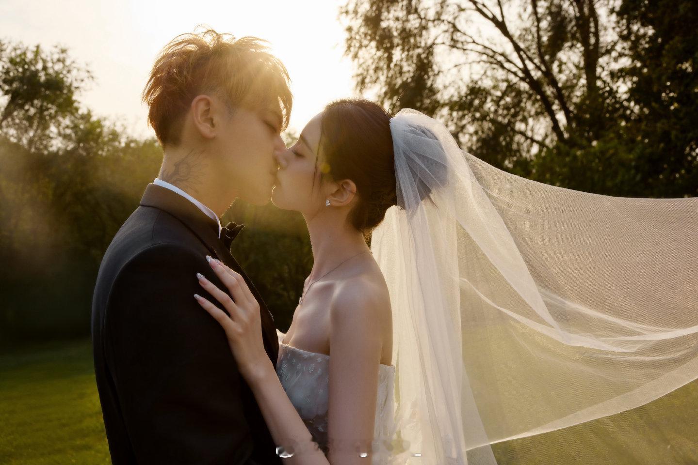 黄子韬徐艺洋接吻婚纱照又幸福了[心]黄子韬和徐艺洋晒出婚纱照！ ​​​
