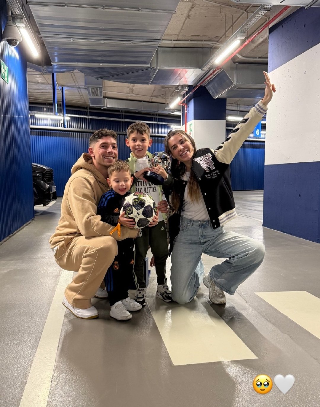 巴尔韦德一家❤️奖杯给老大，足球给老二😂 