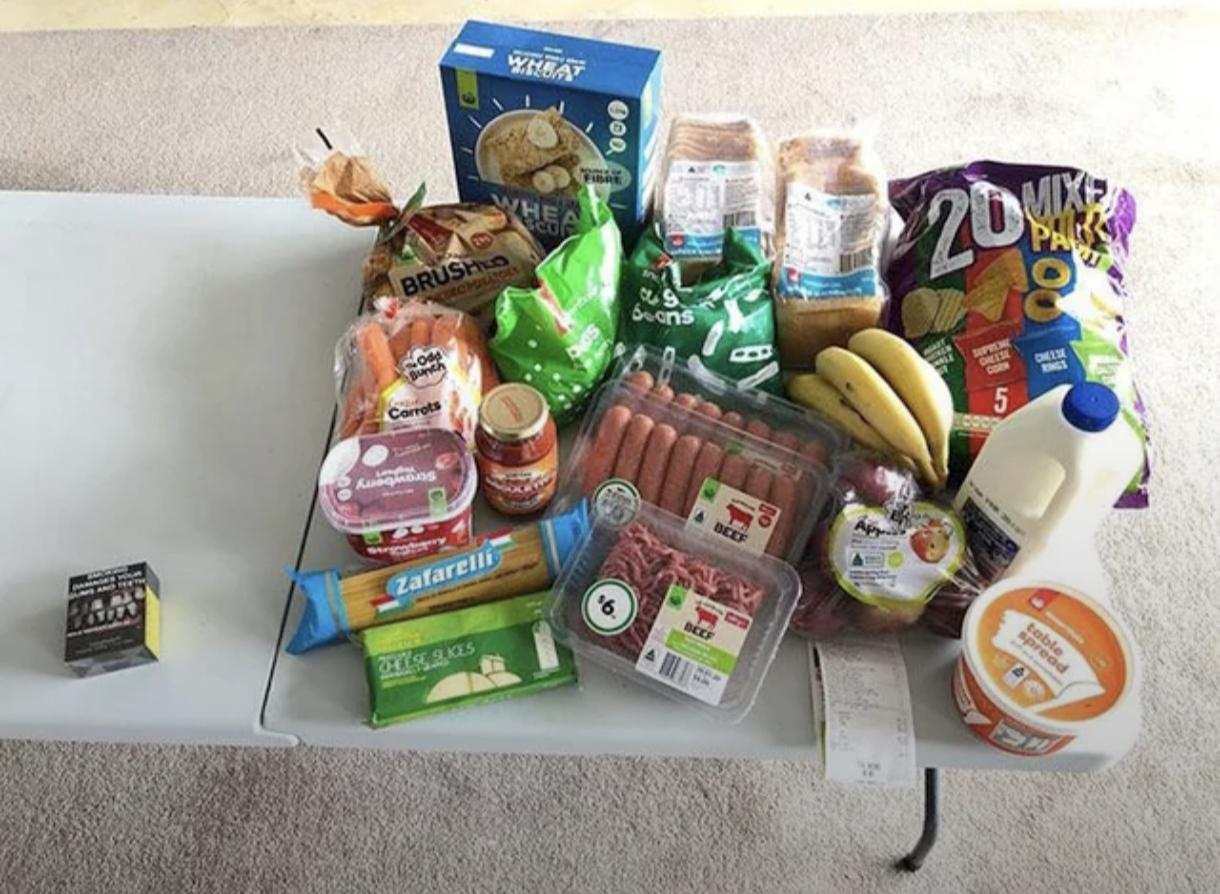 一包烟的钱在澳大利亚能买三盒牛肉制品、蔬菜、水果、乳制品和主食，堆满一桌。澳大利