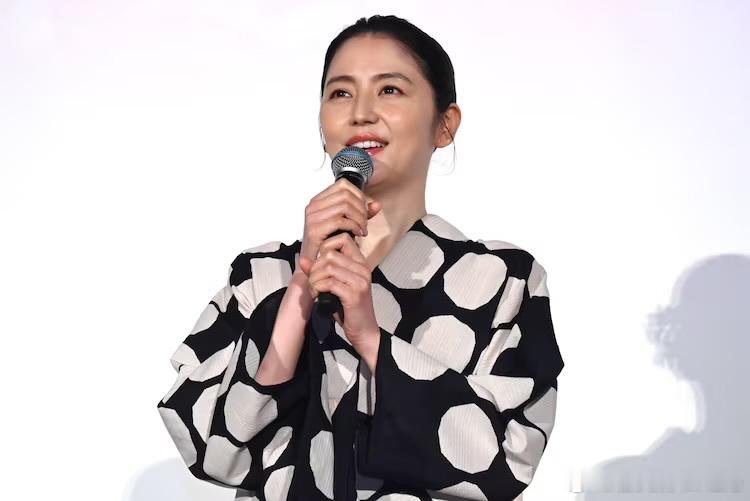 一身和服出席《人偶之家》放映的长泽雅美 ​​​