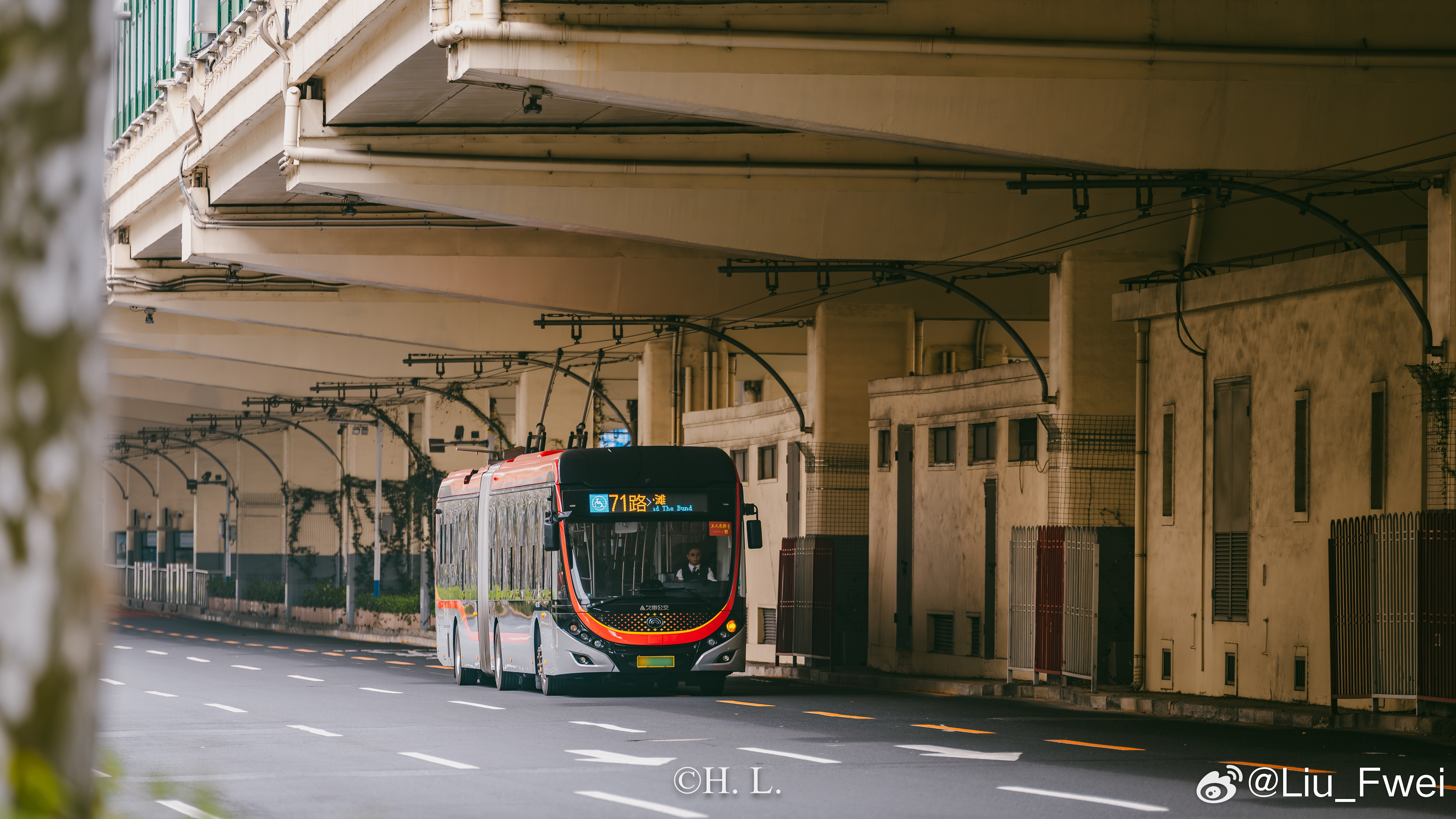 中运量71路在专用道遇到问题的时候会向外借道，随后需立即左变回专用道。此时会出现