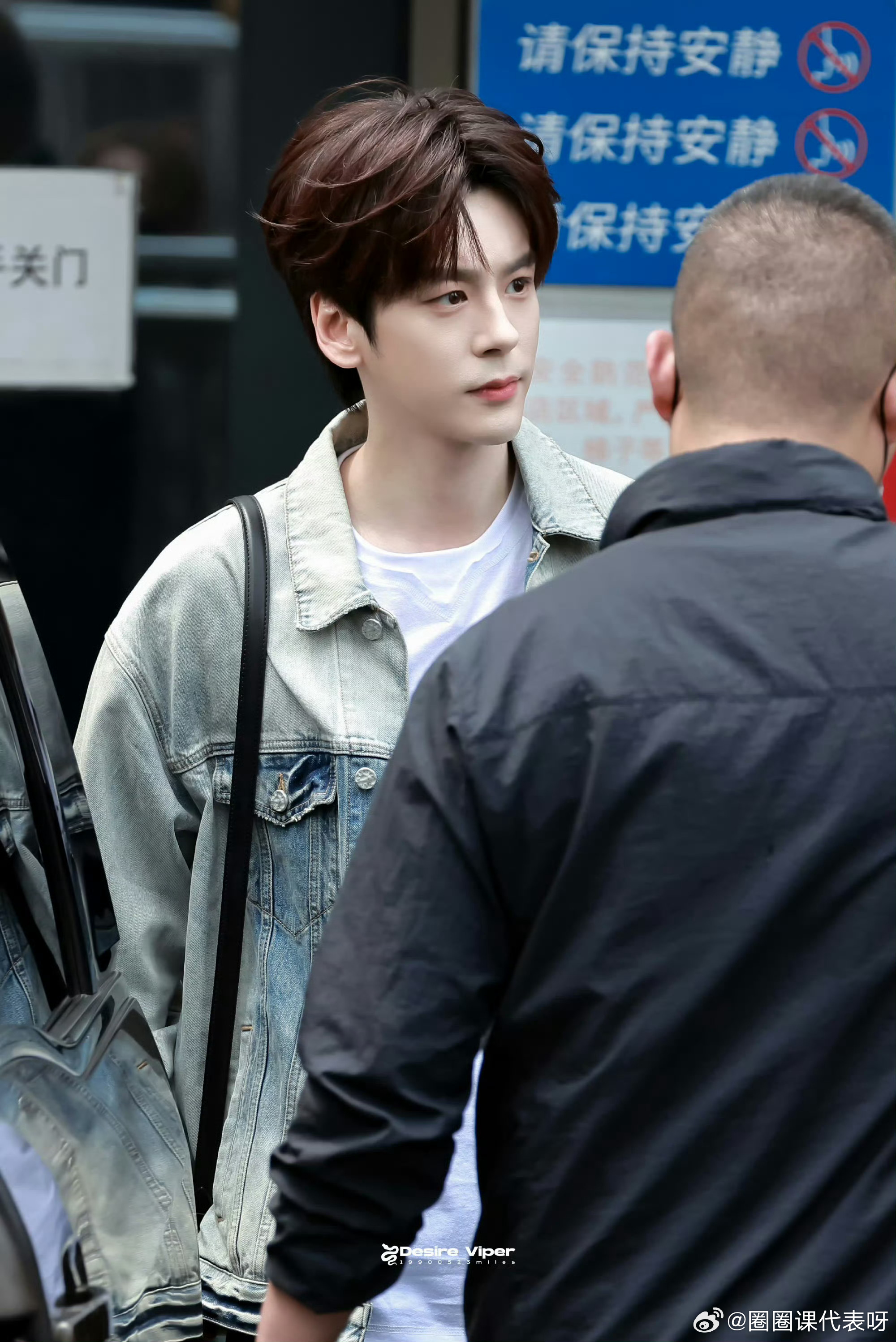 魏哲鸣你好星期六上班路透魏哲鸣hi6牛仔造型路透长沙录制路透新鲜出炉！浅蓝牛仔外