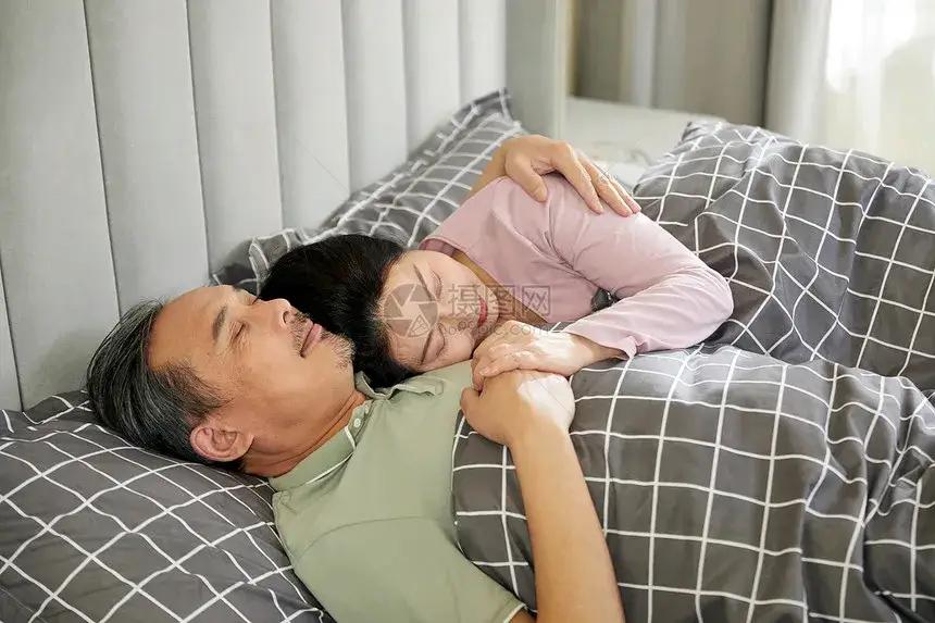 有人说，
夫妻生活，
都是男人先提出来的，
女人提出来不好意思的。
这话说的到底