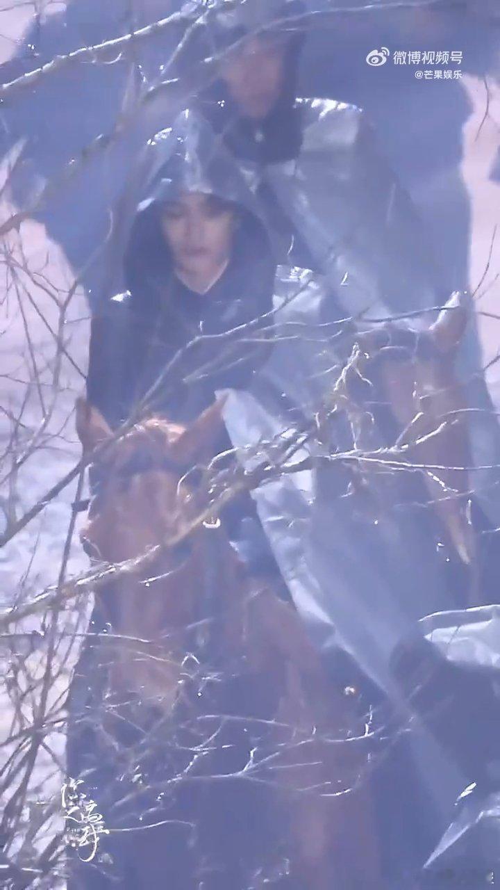丁禹兮《南部档案》雨中骑马路透曝光，黑色斗篷下冷冽的脸，雨中骑马的他，魅力无限，