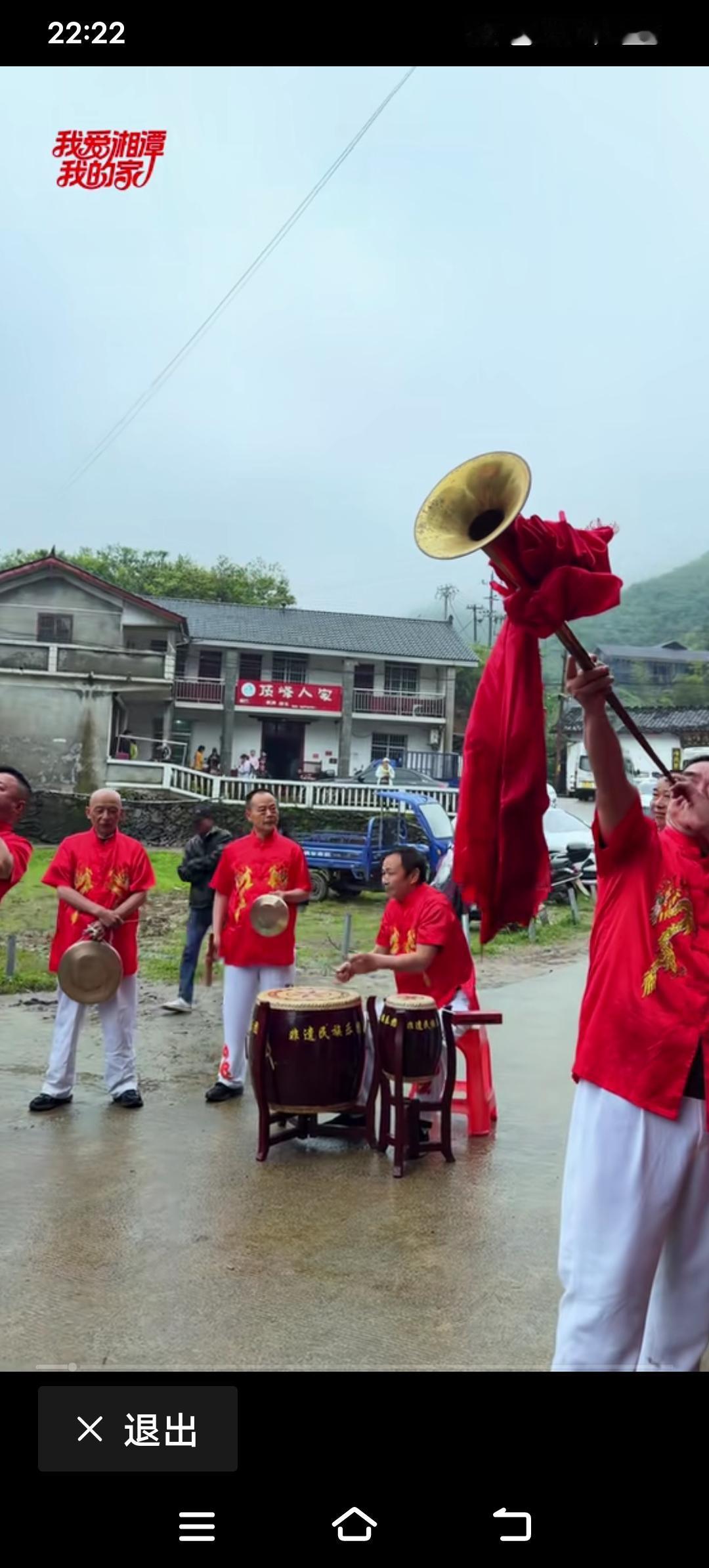 青山桥的唢呐吹起来，铜梁村的瀑布飞下来。青山石鼓铜梁村加油，让瀑布走向全省，走向