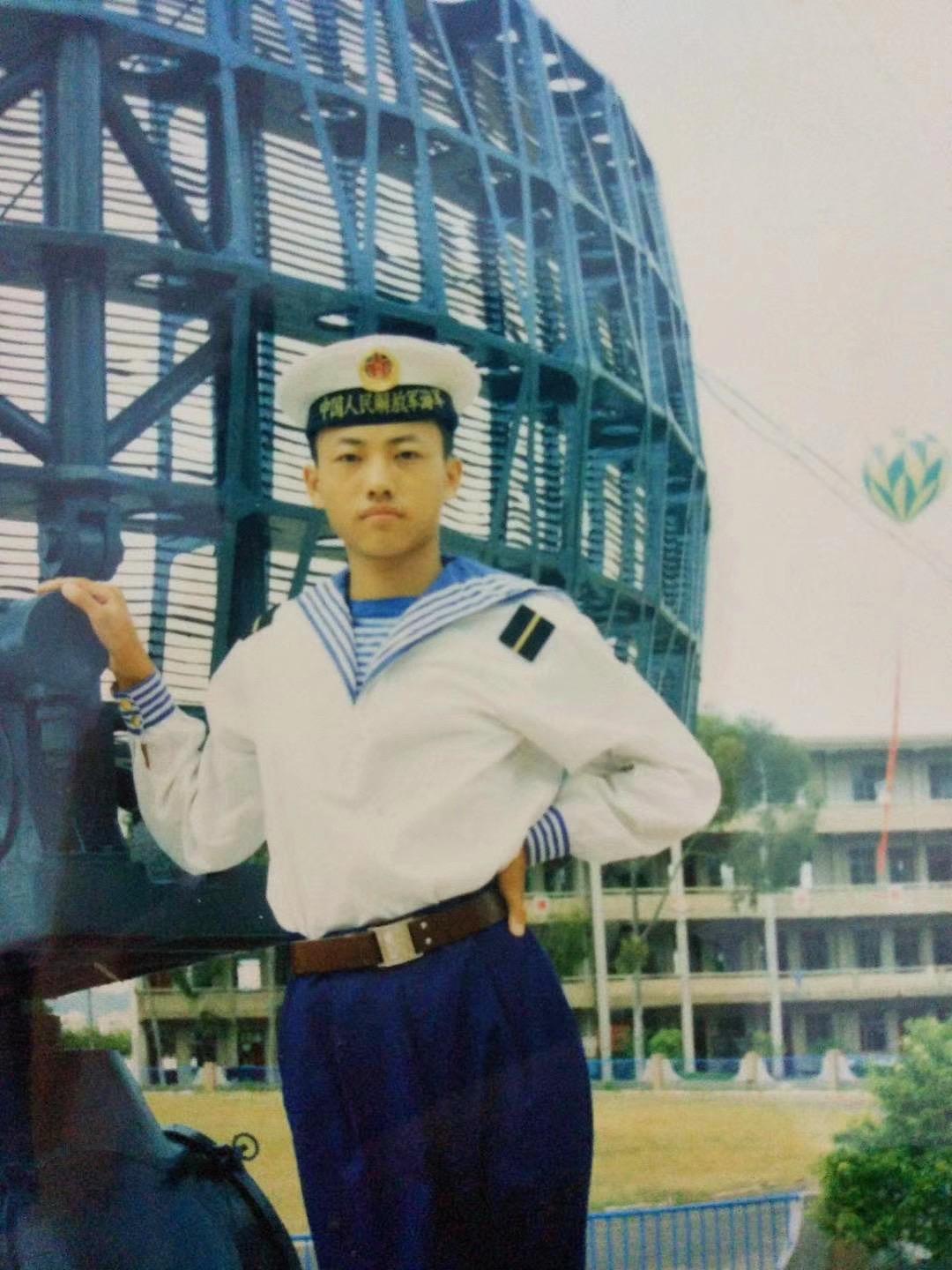 突然被这首歌刷屏了，一下子把思绪带回18岁怀旧海军照 青春的岁月 海军青春