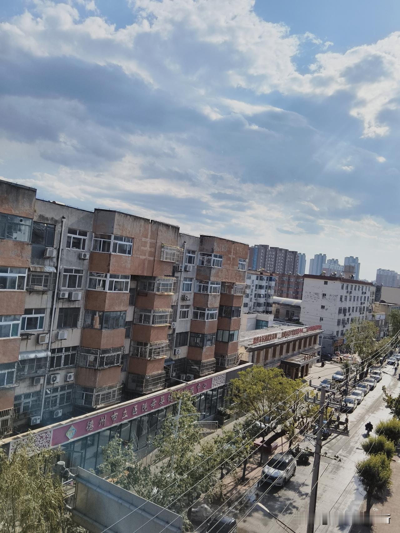 掘坟盗墓在古时是死罪，我们所谓社会进步，有时只是物质，而生而为人的素质，也许更低
