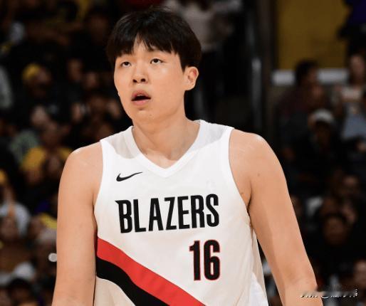 斯普利特谈杨瀚森：

“杨瀚森上场时间不长。”

“但是他的表现是正向的。”
