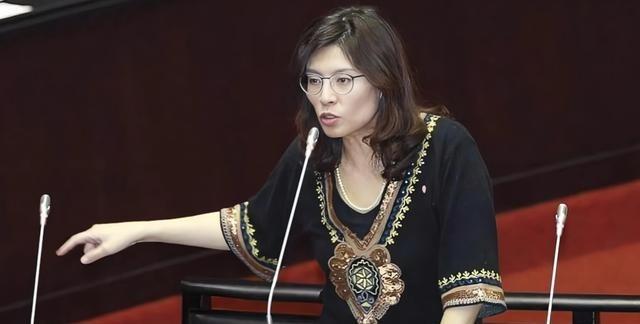 [微风]郑丽文可能才是两岸“统一”最大的绊脚石！很多人以为，她当选是“统派”的胜