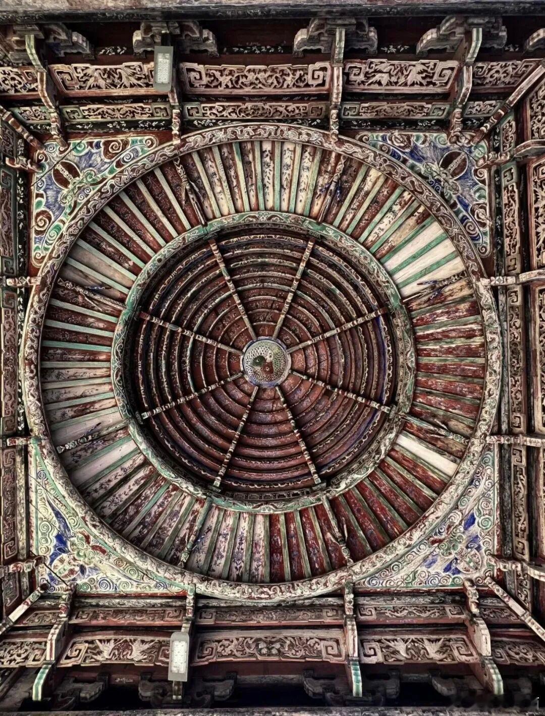 仰望古建筑穹顶，层层雕琢，色彩斑驳，每一处都是岁月沉淀的匠心 ​​​