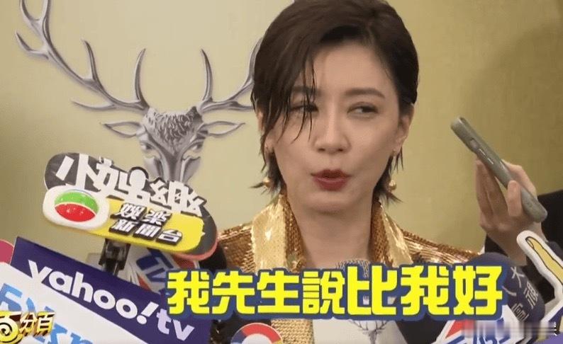 被问到有没有跟女儿一起喝过酒，贾静雯说女儿酒量比自己好，还表示修杰楷说比她好！[