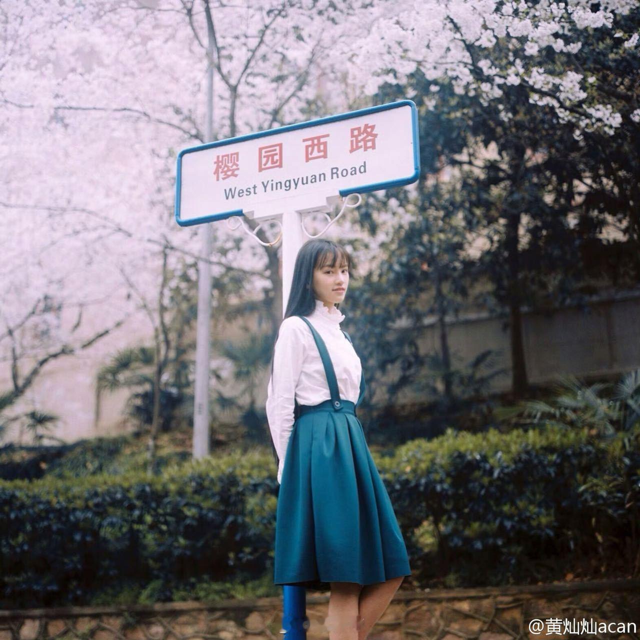 黄灿灿梦回武大校花 白裙、长发、笑眼弯弯，樱花树下的那个女孩回来了。时间过了这么