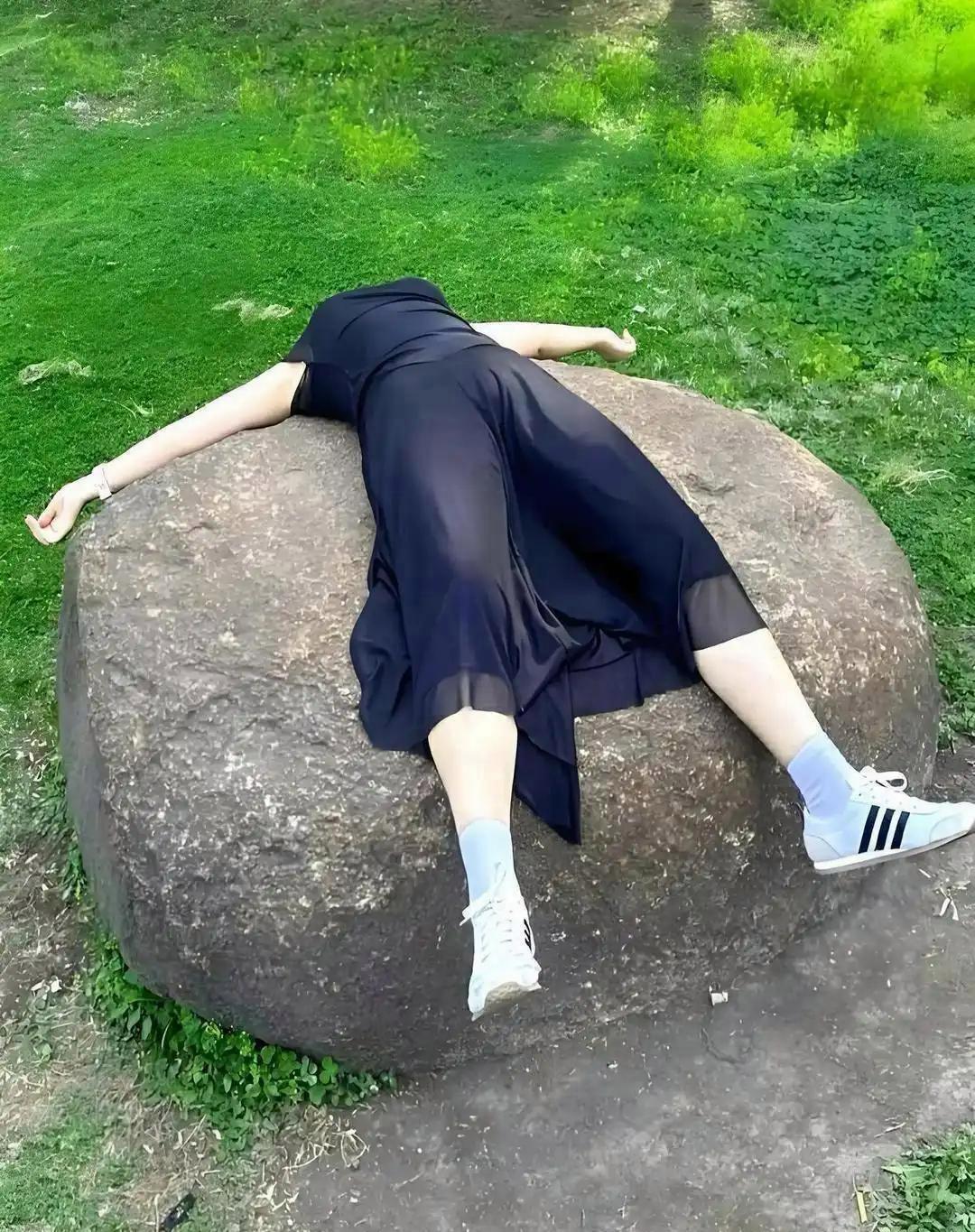 和女同事在公园闲逛，没多会儿就钻进了小树林。然后她突然往大石头上一躺，直说累得够